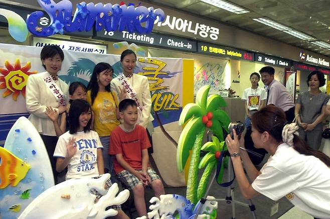 해변 분위기의 공항 카운터. 2001년 김포공항 배재만 기자