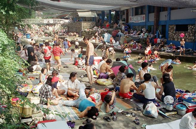 북한산 피서객으로 인산인해. 1992년 북한산 계곡 조보희 기자