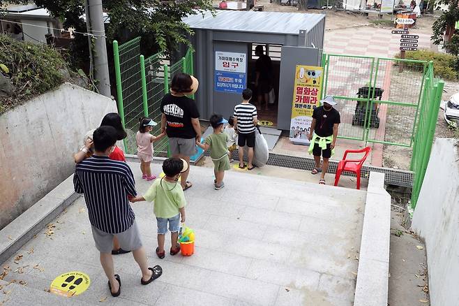 해수욕장 입장 전 체온 확인. 2020년 전남 영광군 가마미해수욕장 정회성 기자