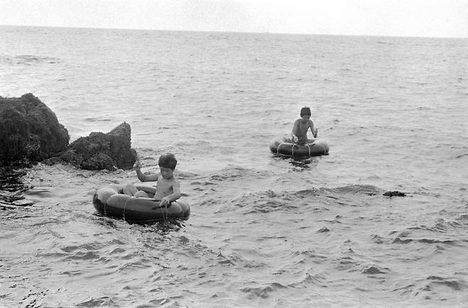 튜브 타고 낚시. 1986년 제주 연합뉴스 자료사진