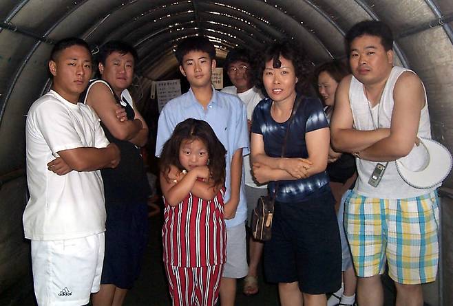 냉풍욕장에서 더위 식히는 피서객. 2000년 충남 보령시 냉풍욕장 이은중 기자