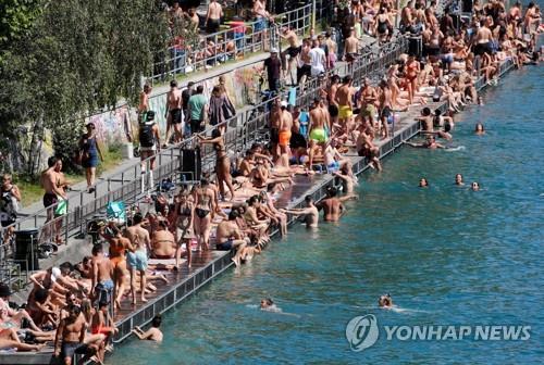 코로나19에도 스위스 취리히의 리마트 강변에 모여 물놀이를 즐기는 시민들 [로이터=연합뉴스]