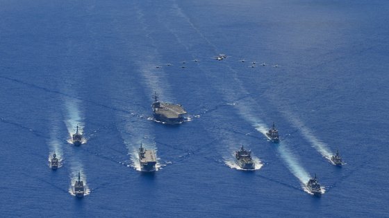 지난달 21일(현지시간) 필리핀해에서 벌어진 미국-호주-일본의 연합 해상 훈련. [사진 미 해군]