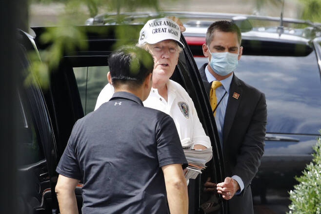 1일(현지시간) 도널드 트럼프 미국 대통령이 버지니아주 스털링에 있는 골프클럽에 갔다가 백악관에 도착해 차에서 내리고 있다. 워싱턴｜AP연합뉴스