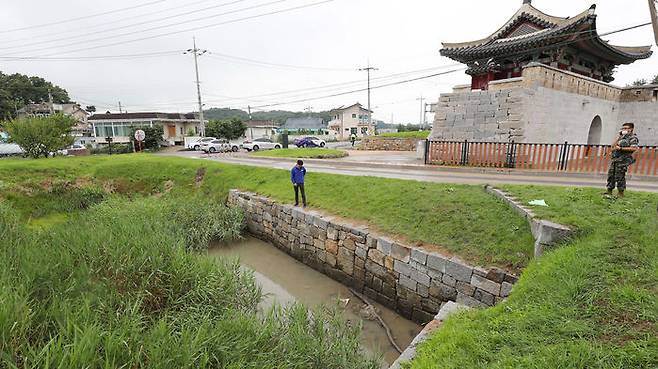 강화도 연미정 옆 배수로 입구에서 김 씨의 가방이 발견됐다.