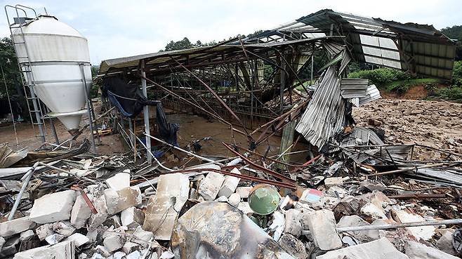 밤사이 많은 비로 산사태가 일어나 충북 충주시 앙성면 축사가 파손된 모습 (사진=연합뉴스)