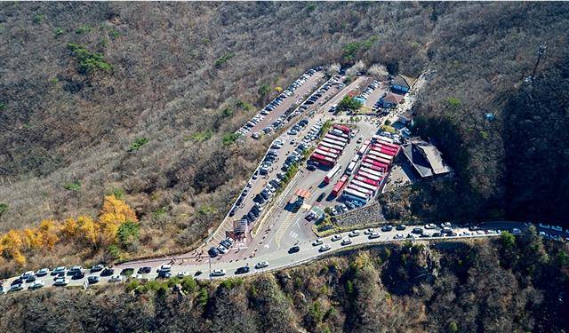 지리산 노고단 입구인 성삼재 휴게소 주차장엔 여름~가을 성수기에 주차가 불가능할 정도로 많은 차량이 몰리면서 매연 등 환경오염 논란을 불러 일으키고 있다.서울신문 DB