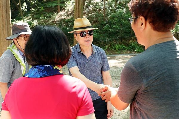 문재인 대통령이 지난 2018년 8월 2일 오전 대전팔경 중 하나인 대전 장태산휴양림에서 산책하고 있다. ⓒ청와대