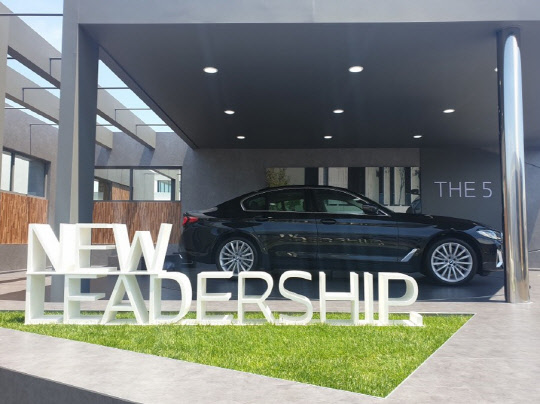 BMW코리아가 지난 5월 인천 영종도 BMW 드라이빙 센터에서 전 세계 최초로 공개한 신형 5시리즈 모델.<디지털타임스 DB>
