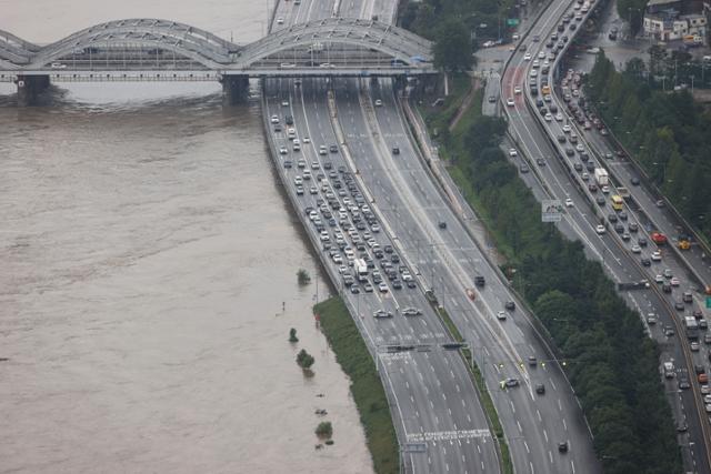 수도권 일대에 집중호우가 이어지며 한강의 수위가 높아진 3일 오후 서울 올림픽대로에 차량들이 통제되고 있다. 서울=연합뉴스