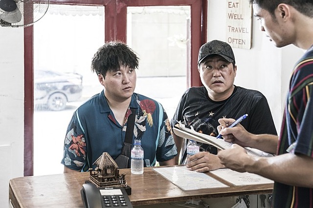 김대명(왼쪽) 곽도원은 '국제수사'를 통해 작정하고 코믹 연기를 펼친다. /쇼박스 제공