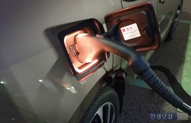 급속충전기로 전기차를 충전하는 모습. 사진=오세성 한경닷컴 기자
