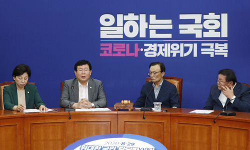 설훈 더불어민주당 의원이 5일 서울 여의도 국회에서 열린 최고위원회의에서 발언하고 있다. 뉴시스