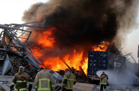 4일(현지시간) 레바논 수도 베이루트의 항구에서 큰 폭발이 발생했다.AFP 연합뉴스