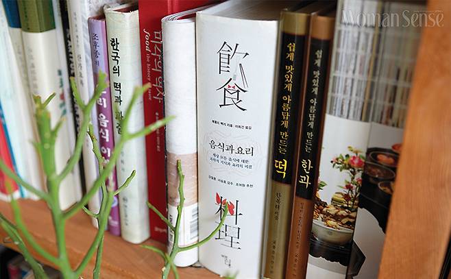 틈틈이 공부하면서 보는 음식과 요리에 관한 책들. 사무실 내부 책장을 차지하고 있다.