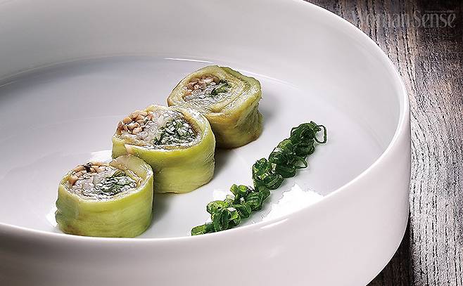 가지말이냉채는 어릴 적 어머니가 식초와 국간장으로 가지나물을 해주시던 것에 착안해 만든 노영희 셰프의 여름 음식 시그너처 중 하나. 가지를 구워 껍질을 벗기고 속에 숙주와 오이, 표고버섯을 넣고 말아 한 입 크기로 썬 다음 국간장에 마늘즙과 설탕, 식초, 참기름을 넣고 섞어 만든 소스를 끼얹어 낸다.