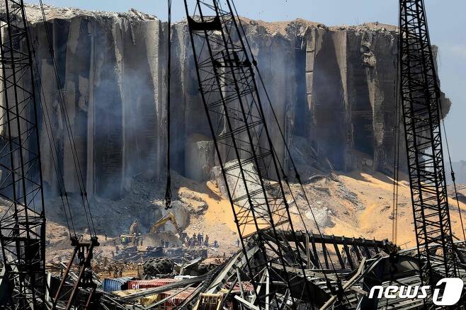 5일(현지시간) 레바논 수도 베이루트 항구 창고에 보관돼 있던 인화성 물질 질산암모늄의 두차례 대폭발 현장서 구조대와 민방위대가 생존자를 찾고 있다. © AFP=뉴스1 © News1 우동명 기자