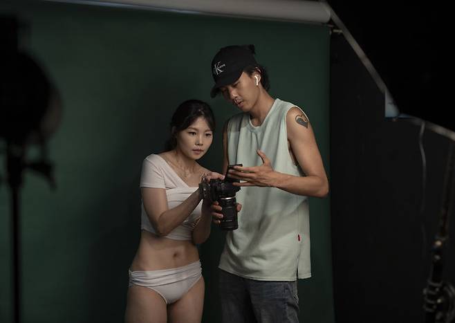 촬영 파일을 보며 이야기 나누는 강다정씨와 헬독 대표./박상훈 기자