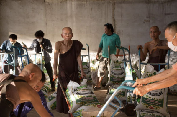 포티락 스님이 공동체 회원들과 함께 육체노동을 하는 모습.
