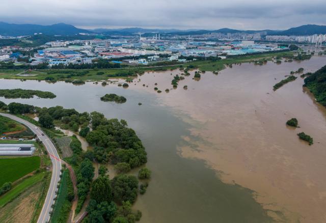 대전지역에 호우경보가 발효된 지난달 30일 대전 대덕구 인근 금강과 갑천 합류 지점에 물이 불어나 있다. 뉴스1