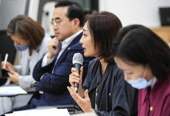 유정주 더불어민주당 의원이 지난 6월 24일 오후 서울 종로구 예술가의 집 다목적홀에서 발언하고 있다. 뉴시스