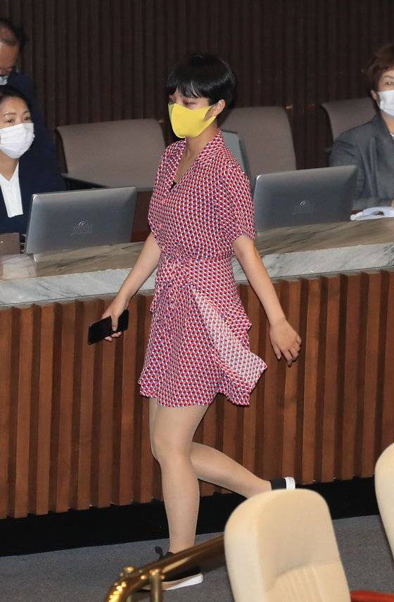정의당 류호정 의원이 원피스를 입고 4일 오후 서울 여의도 국회에서 열린 본회의에서 잠시 퇴장하고 있다. 연합뉴스.