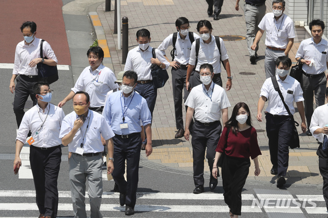 [도쿄=AP/뉴시스]지난 4일 일본 도쿄의 한거리를 신종 코로나바이러스 감염증(코로나19) 감염 예방을 위해 마스크를 착용한 시민들이 걷고 있다. 2020.08.04.