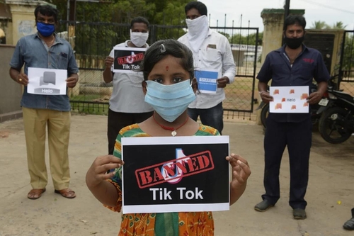 인도 정부의 틱톡 사용 금지를 지지하는 인도인들 AFP통신 발행 사진 캡처[재배포 및 DB 금지]