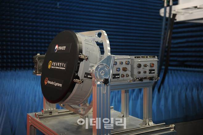 국방과학연구소(ADD) 주관하고 한화시스템이 시제업체로 참여해 개발한 한국형 전투기(KF-X) 탑재용 에이사(AESA) 레이더 실물 모습이다. [사진=방위사업청]
