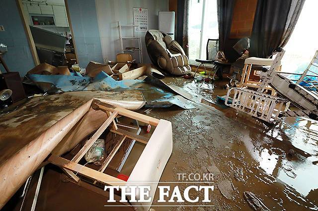 6일 오후 집중호우로 침수피해를 입은 강원도 철원군 동송읍 이길리 마을의 한 주택에 침수로 인해 물품들이 널브러져 있다. /철원=뉴시스