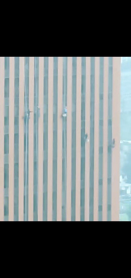 비가 내리고 있던 지난 5일 오전 10시. 서울 중구에 위치한 고층 빌딩에서 5명의 작업자들이 외벽청소 작업을 실시하고 있는 영상의 일부.