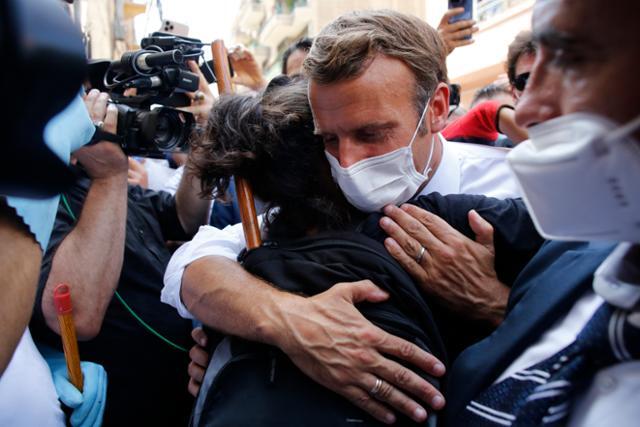 에마뉘엘 마크롱 프랑스 대통령이 6일 폭발 참사가 발생한 레바논 베이루트를 찾아 피해 주민과 포옹하며 위로를 전하고 있다. 베이루트=AP 연합뉴스