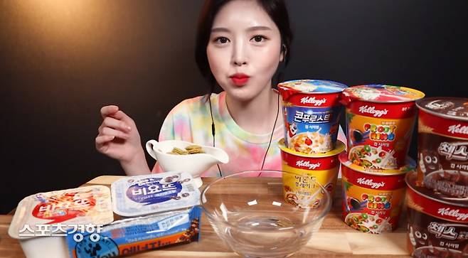 구독자 수 470만명을 넘어섰던 문복희가 뒷광고 논란에 이어 먹맽 방송 의혹까지 재점화됐다. 유튜브 방송 화면