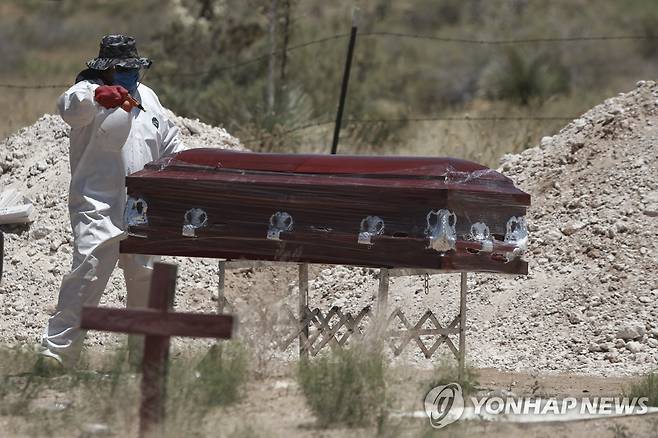 매장 앞둔 멕시코 코로나19 사망자 시신 [AP=연합뉴스 자료사진]