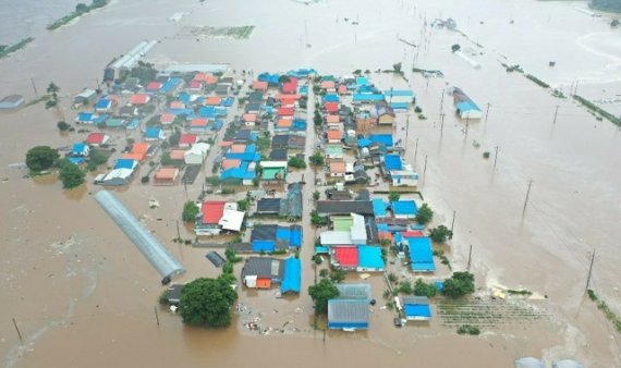 한반도 전역을 강타한 기록적 폭우로 사망자와 실종자, 이재민이 다수 발생하고 경제적 피해가 누적되고 있다. fnDB