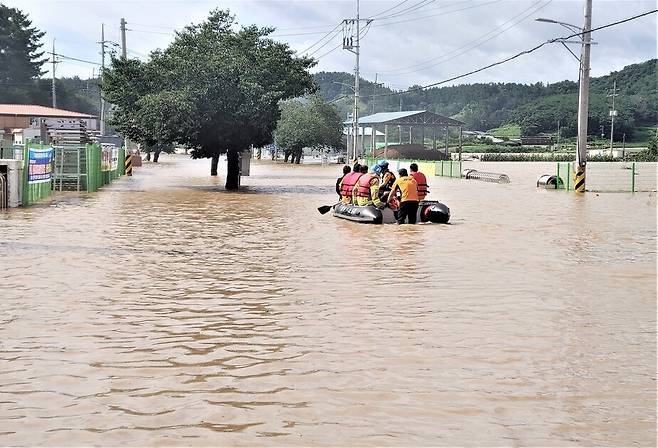 119구조대가 고무보트를 타고 다니며 낙동강 본류 둑 붕괴로 물에 잠긴 마을 주민을 구조하고 있다. 최상원 기자