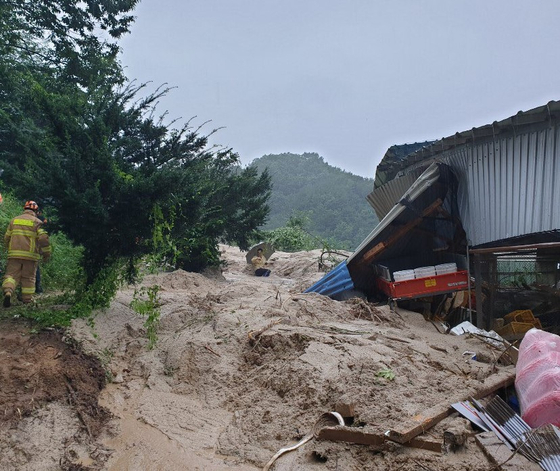 The site of landslide in Geochang County, South Gyeongsang, on Saturday. [SOUTH GYEONGSANG'S FIRE DEPARTMENT]