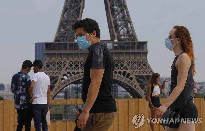 파리 에펠탑 인근서 마스크를 쓰고 있는 행인들 [AP=연합뉴스]