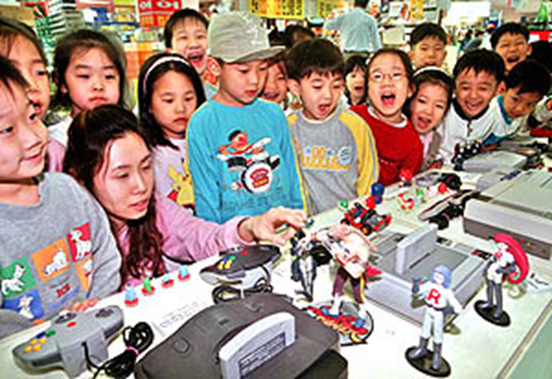 당시 게임샵에서는 이렇게 많은 아이들이 즐거워했다. 2000년 5월 동아일보DB 발췌)