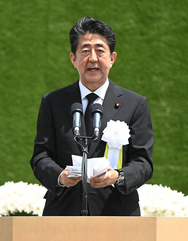 아베 신조 일본 총리가 9일(현지시간) 나가사키 평화공원에서 열린 원폭 피해 75주년 기념식에서 연설하고 있다. EPA연합뉴스
