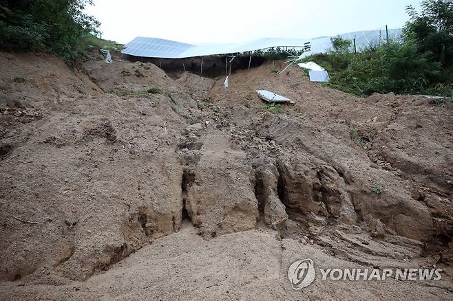 지난 8일 오후 산사태로 파손된 충북 제천시 대랑동의 태양광 설비. [연합뉴스 자료사진]