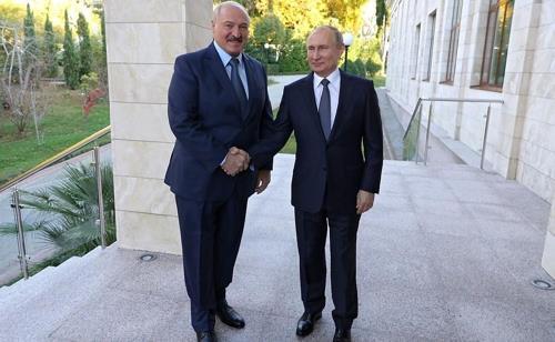 푸틴 대통령(오른쪽)과 루카셴코 대통령. [러 크렘린궁 웹사이트 사진]