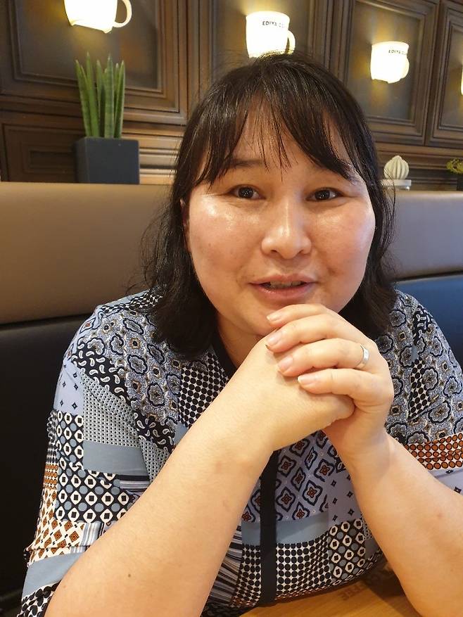 몽골 이주 여성 이나윤씨 10일 오후 카페에서 연합뉴스와 인터뷰하는 이나윤씨.