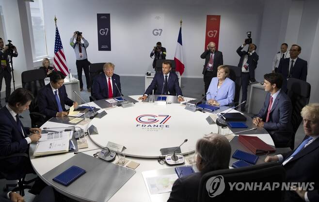 원탁 회의하는 G7 정상들 (비아리츠 EPA=연합뉴스) 26일(현지시간) 프랑스 비아리츠에서 도널드 트럼프(왼쪽 3번째) 미국 대통령, 앙겔라 메르켈(왼쪽 5번째) 독일 총리를 비롯한 주요 7개국(G7) 정상 등이 원탁 회의를 하고 있다. bulls@yna.co.kr