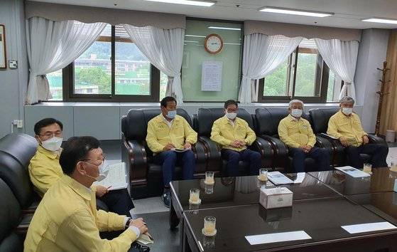 용담댐 방류로 인해 침수피해를 입었다며 금강 상류 군수들이 12일 수자원공사를 항의방문했다. 사진 옥천군