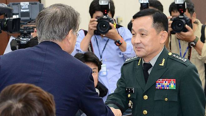 2015년 의장 청문회에 앞서 인사하는 문재인-이순진