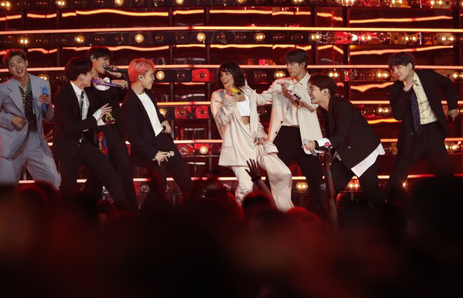 방탄소년단이 2019 ‘빌보드 뮤직 어워드’서 미국 싱어송라이터 할시와 콜라보 무대를 선보이고 있다. 사진 로이터연합