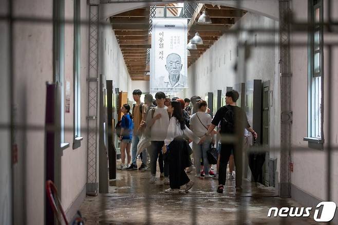 (서울=뉴스1) 제74주년 광복절이었던 지난해 8월15일, 서울 서대문형무소역사관을 찾은 시민들이 옥사를 둘러보고 있다. 2019.8.15/뉴스1