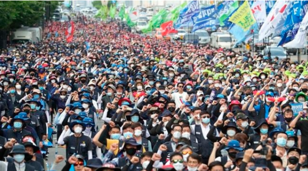 지난 6월10일 서울 여의도공원 인근에서 민주노총 조합원들이 대규모 집회를 열고 있다. /연합뉴스