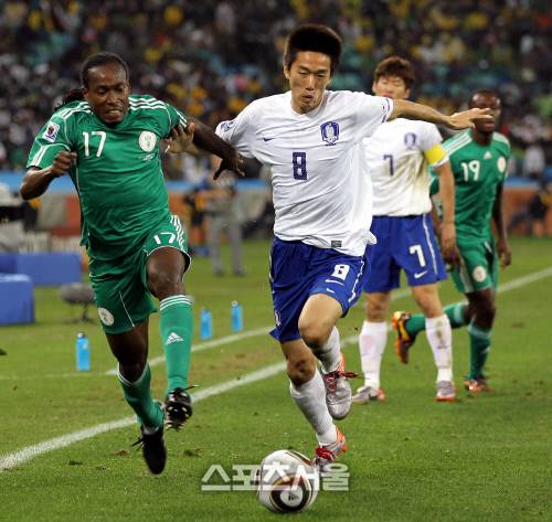 남아공 월드컵 조별리그 최종전 나이지리아와 경기 때 김정우(오른쪽)의 모습. 최승섭기자
